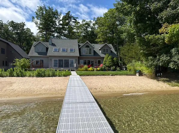238 Lake Shore Dr, Roscommon, MI 48653