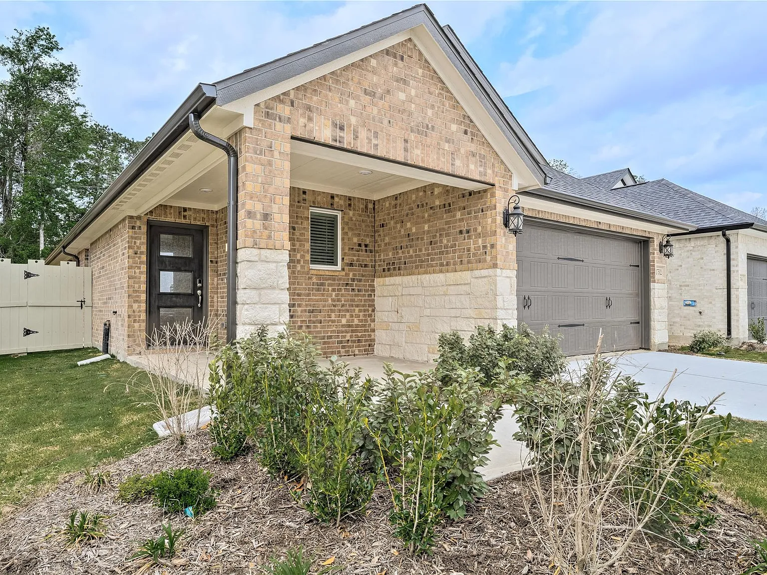 3 bed, 2.0 bath, 1449 sqft, $2,300 — Photo 2