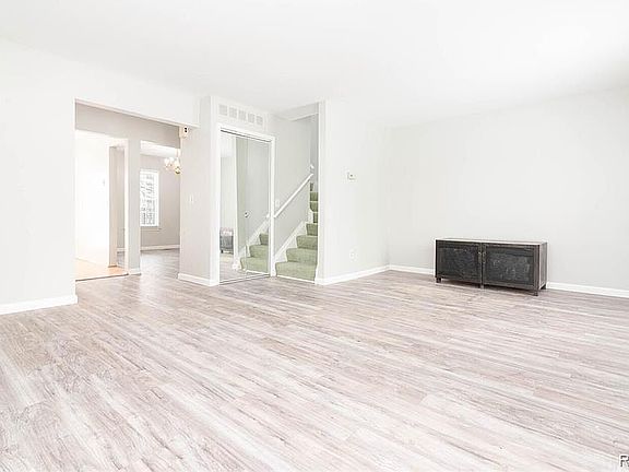 3rd image of 36461 Park Place Dr