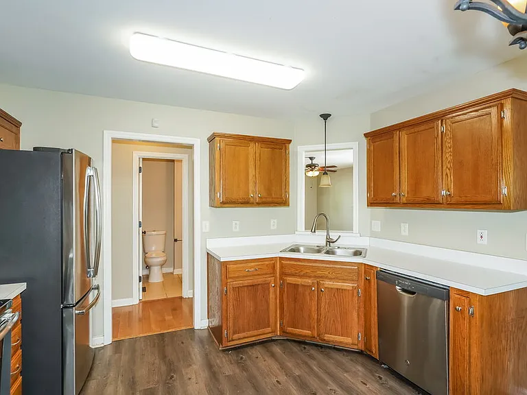 2817 Sutherland Dr — Photo 8