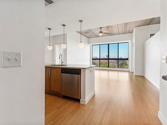 5th image of 563 Memorial Dr SE Unit 607
