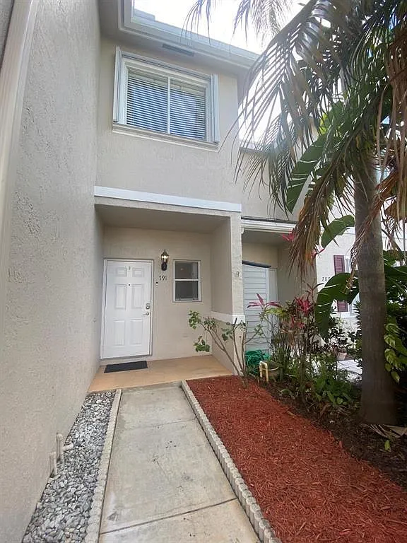 3 bed, 2.5 bath, 1304 sqft, $2,940 — Photo 3