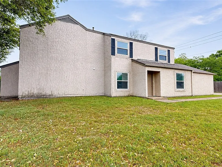 1327 Airline Dr — Photo 2