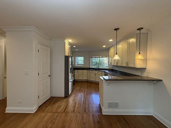3rd image of 460 Green Bay Rd #808-472