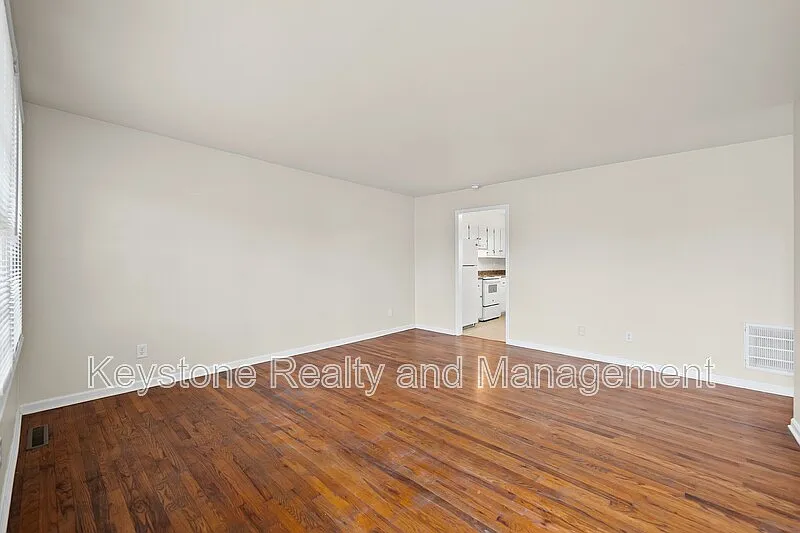 2 bed, 1.0 bath, 900 sqft, $895 — Photo 3