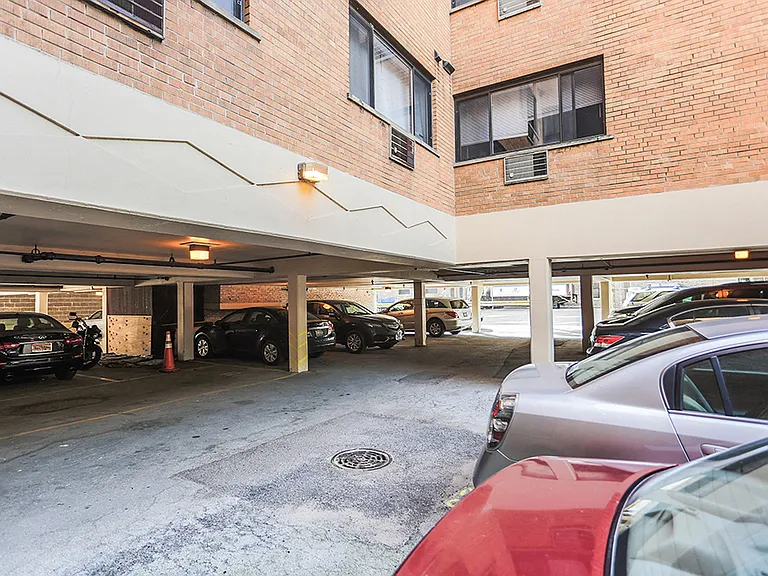 Sheridan Glen - 6040 N Sheridan Rd — Photo 13
