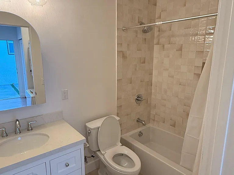 1332 S Burnside Ave — Photo 11