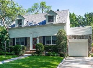 17 Russell St, Lynbrook, NY 11563