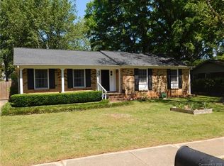 7443 Meadowdale Ln, Charlotte, NC 28212