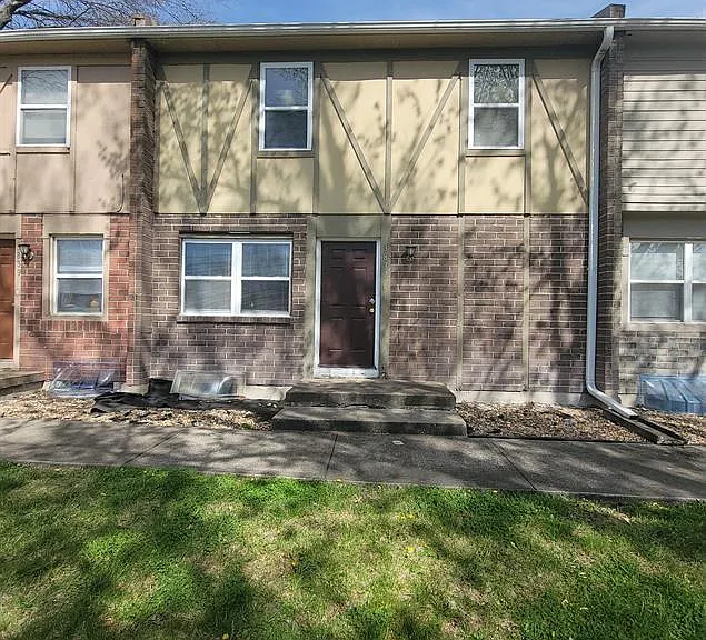 3837 NE Colonial Dr — Photo 1