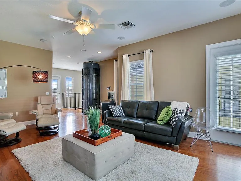 2303 Kensington Garden Ln — Photo 32