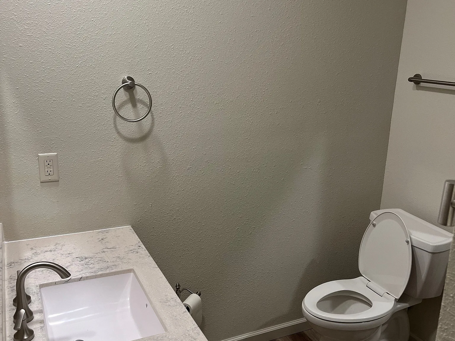 2 bed, 1.0 bath, $1,050 — Photo 4