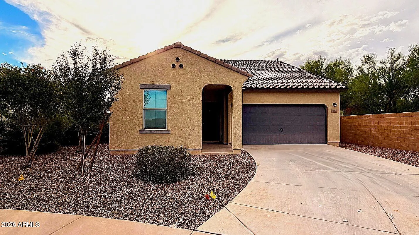 3 bed, 2.0 bath, 1665 sqft, $1,749 — Photo 1