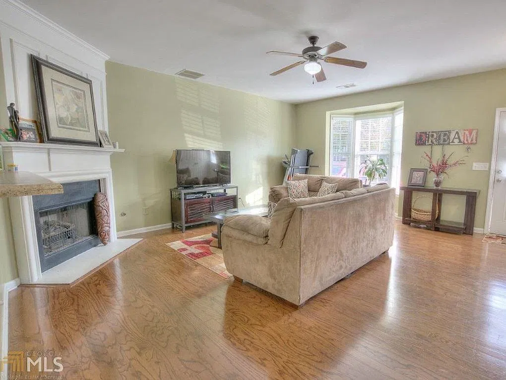 3 bed, 2.5 bath, 1500 sqft, $2,150 — Photo 3