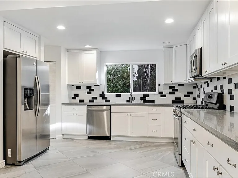 156 S Edinburgh Ave — Photo 16