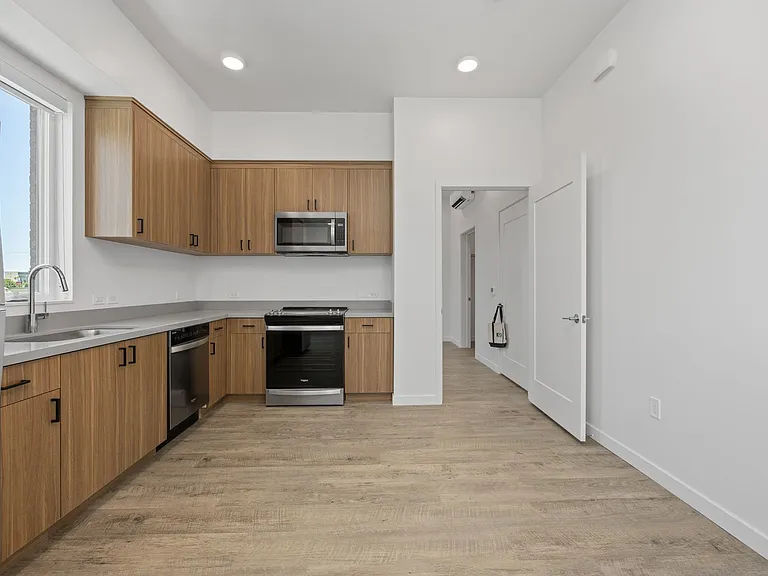 918 at Eastchester — Photo 38