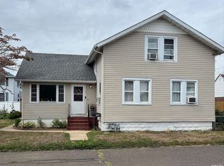 181 Ohio St, Lindenhurst, NY 11757