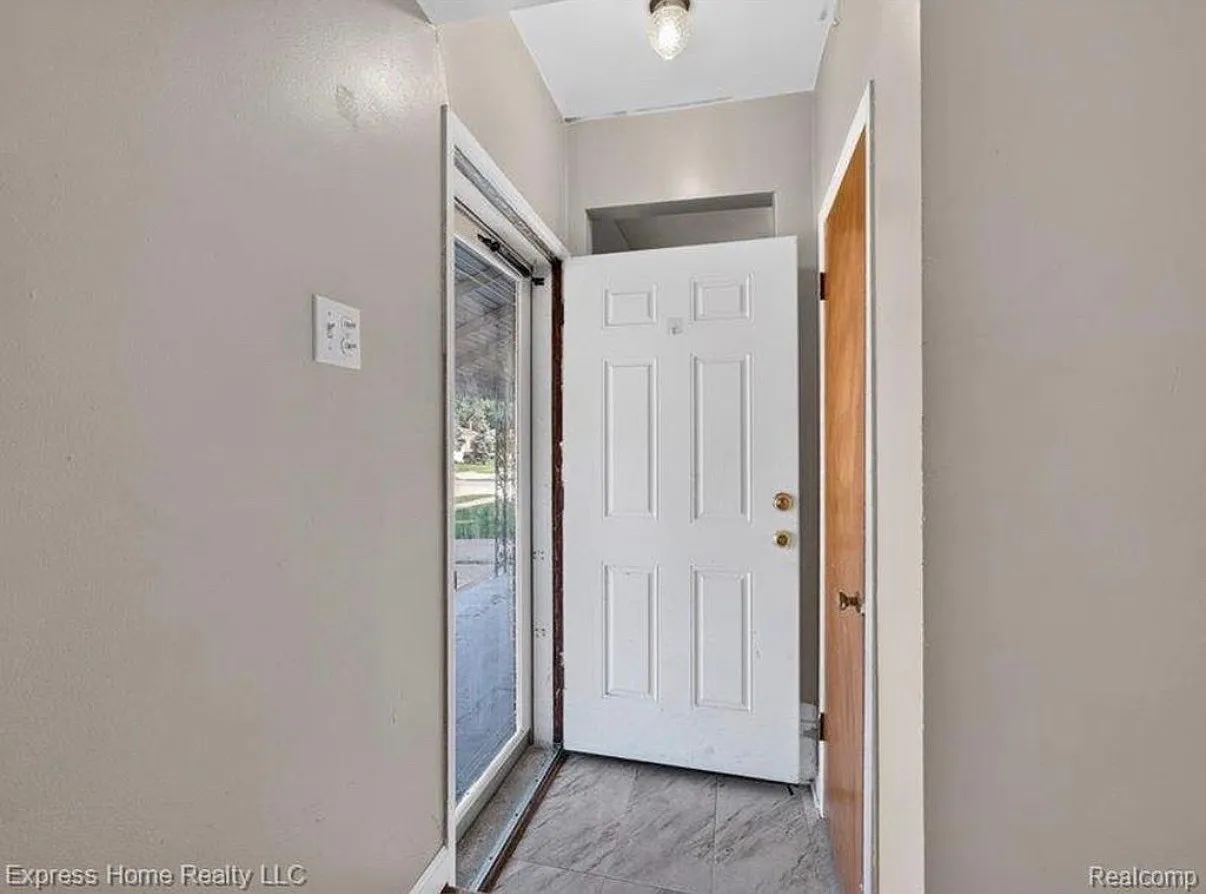 3 bed, 2225 sqft, $2,000 — Photo 2