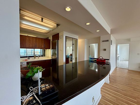 4th image of 1910 Ala Moana Blvd APT 35C