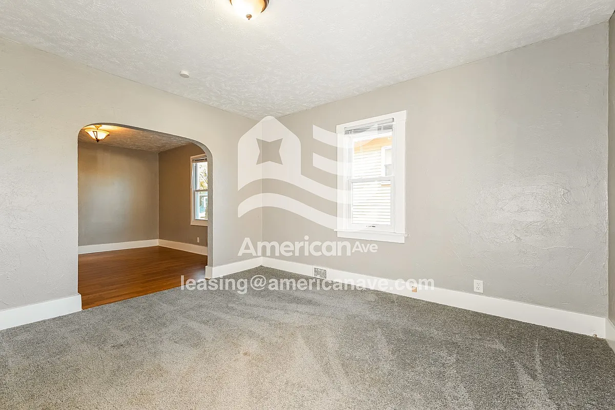 765668_002_living_room_14142441.jpg - 306 Murray Ave