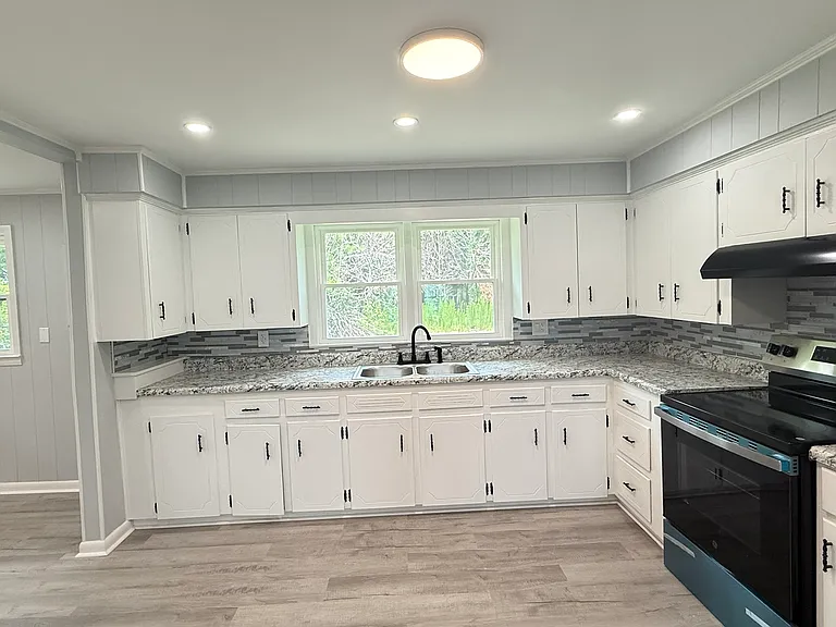 215 Newton Ln — Photo 26