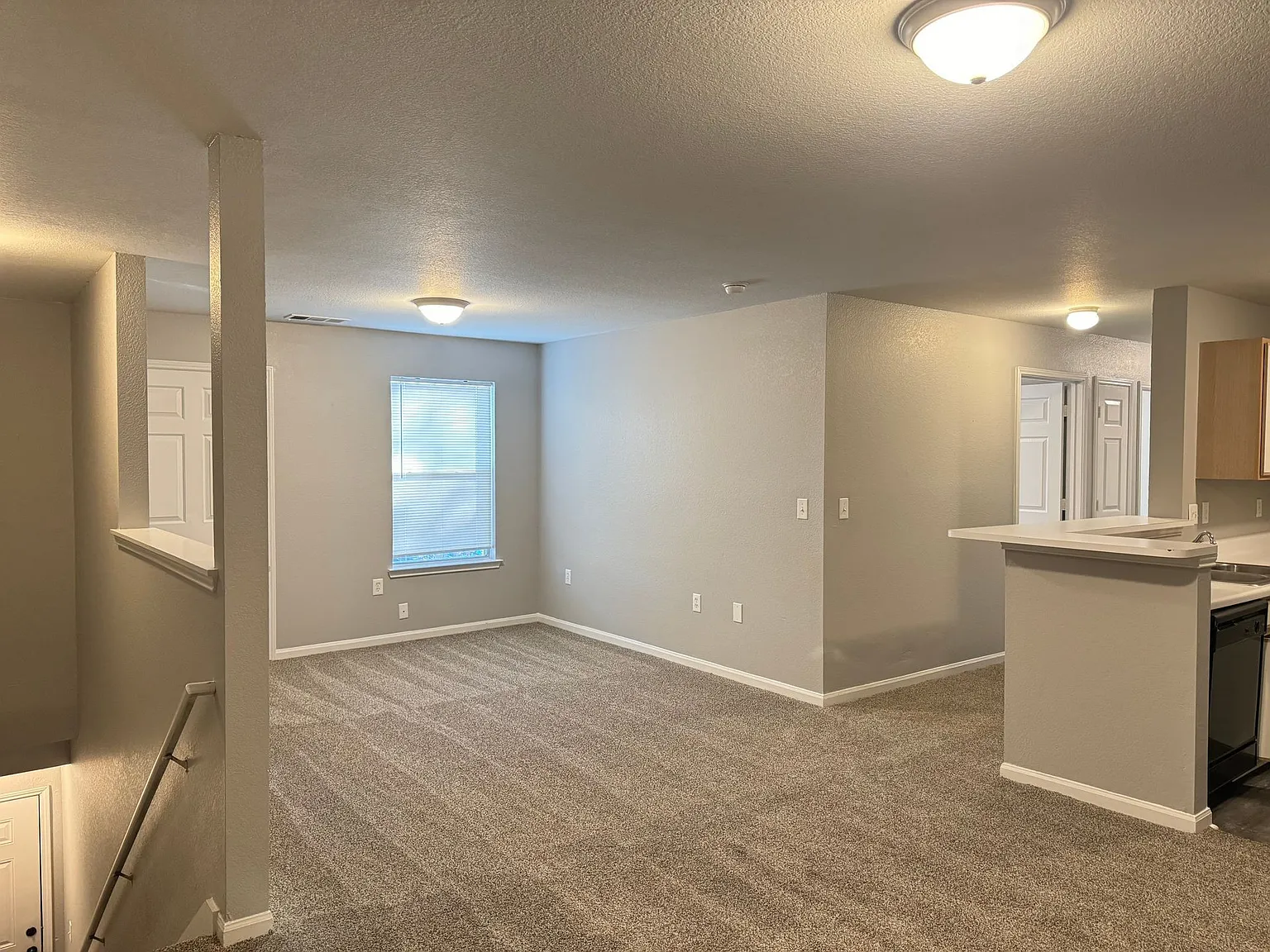 3 bed, 2.0 bath, 1090 sqft, $925 — Photo 2