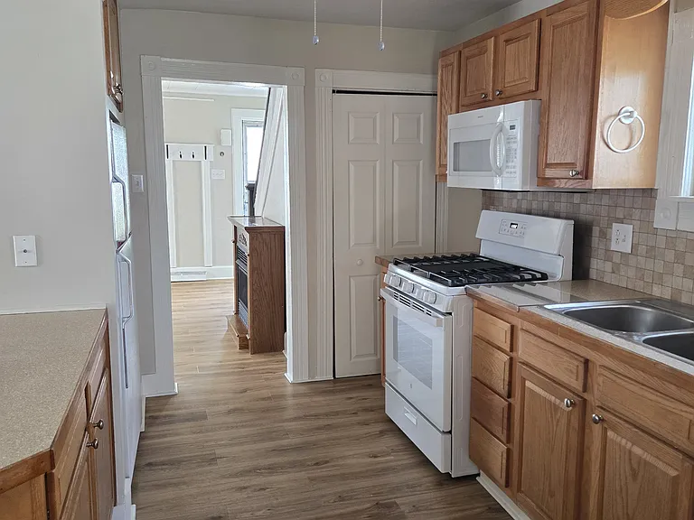 213 Glaser St — Photo 8
