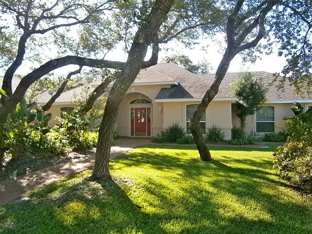 1st image of 401 Fairway Oaks St