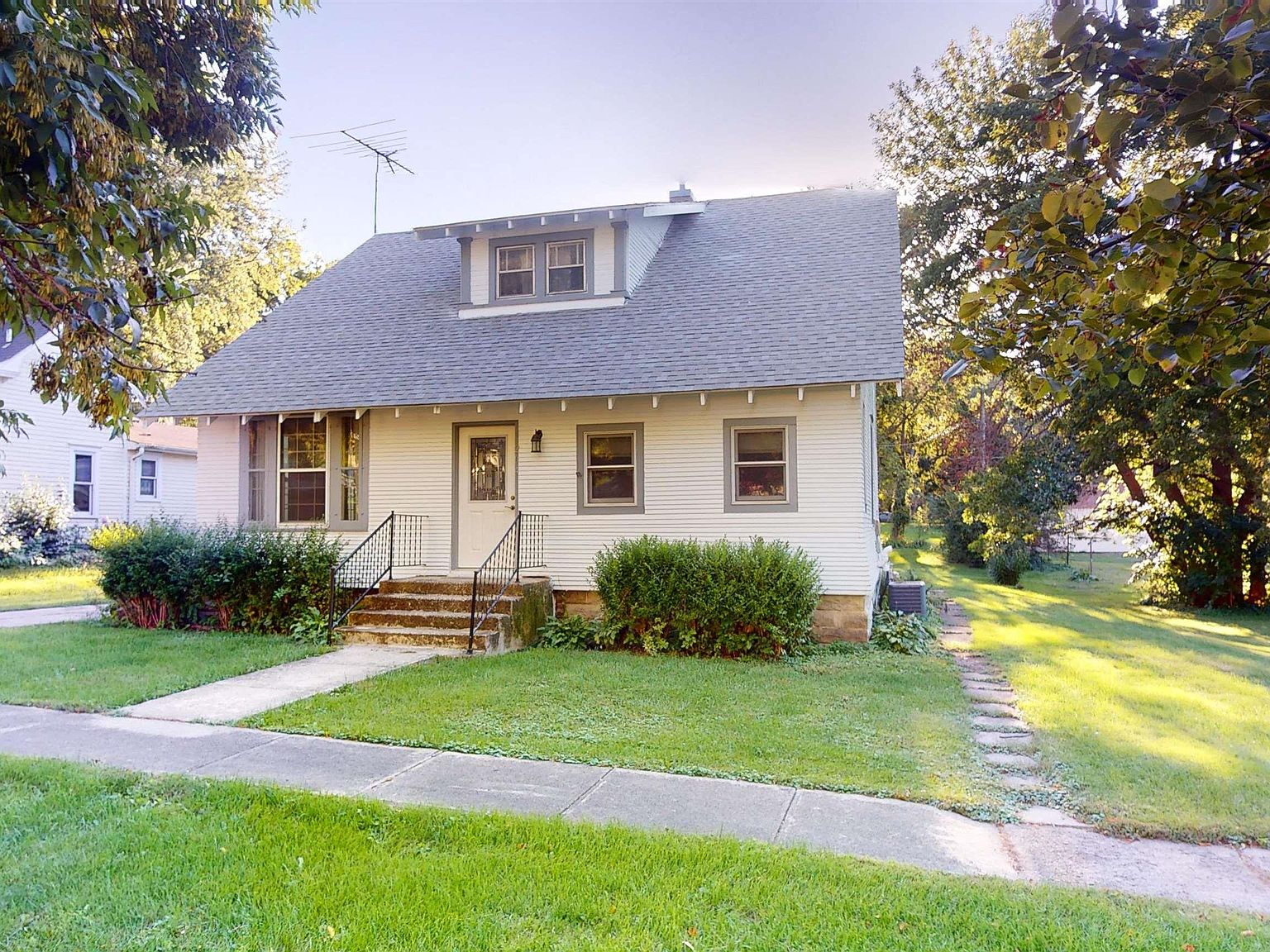 204 S Berwick St, Schaller, IA 51053 Zillow