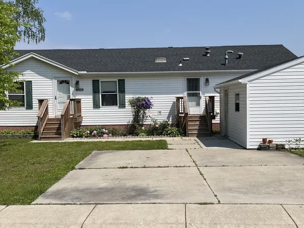 5128 Twin Lakes Dr, Smiths Creek, MI 48074