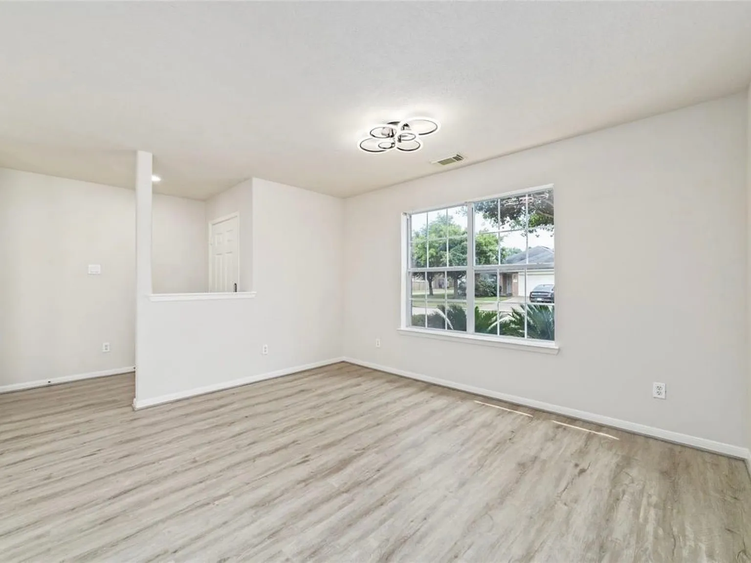 4 bed, 2.5 bath, 2535 sqft, $2,300 — Photo 4