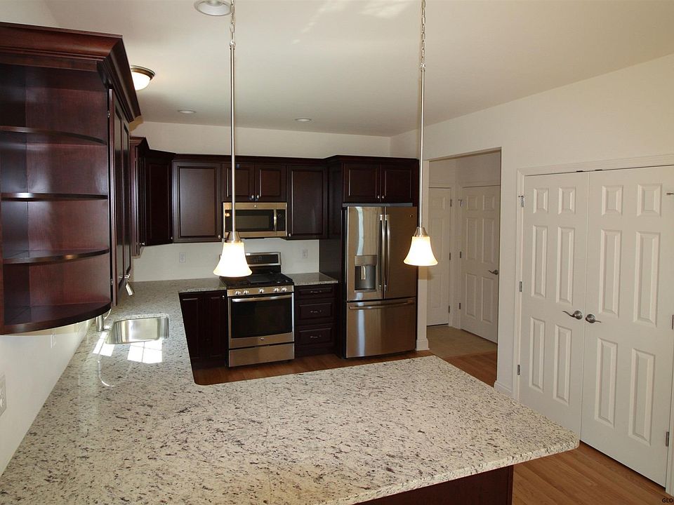 2nd image of 72 Waverly Cir