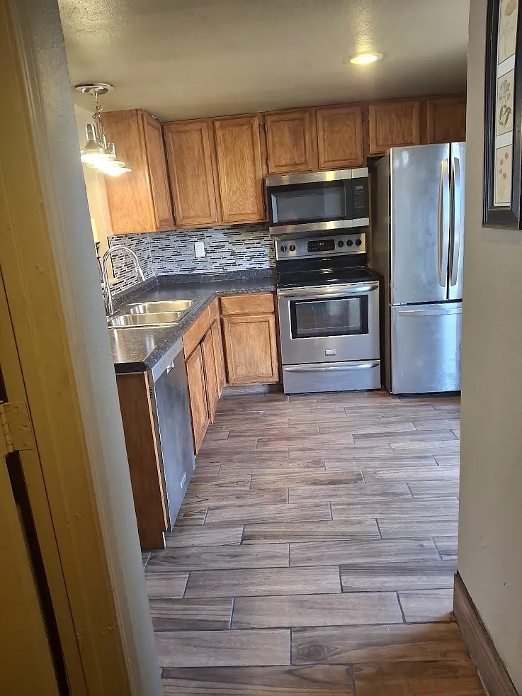 3 bed, 1295 sqft, $2,395 — Photo 2