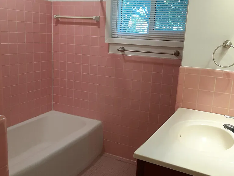 222 Moriarty St NW — Photo 5