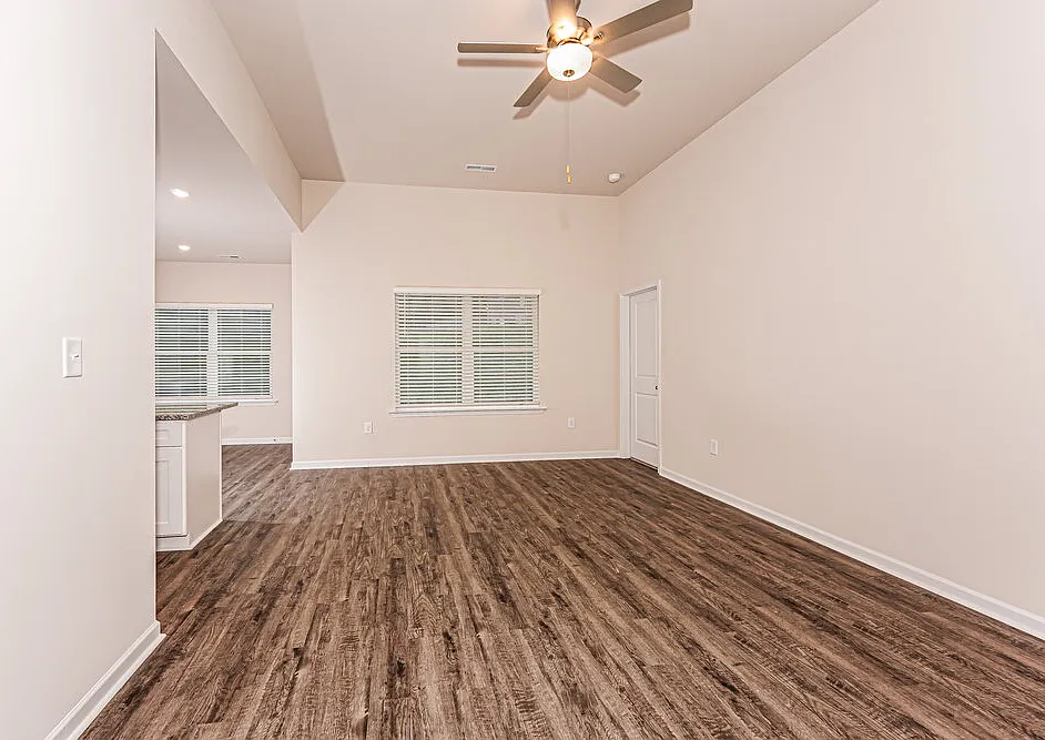 3 bed, 2.0 bath, 1408 sqft, $1,685 — Photo 4