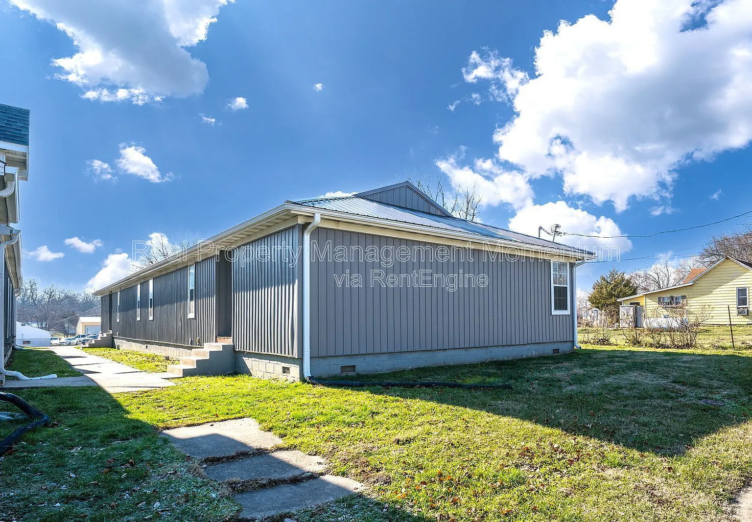 3 bed, 2.0 bath, 1440 sqft, $1,075 — Photo 2
