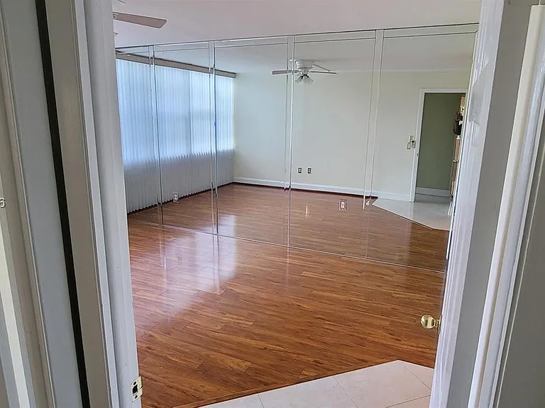 1300 Saint Charles Pl #L19 — Photo 22
