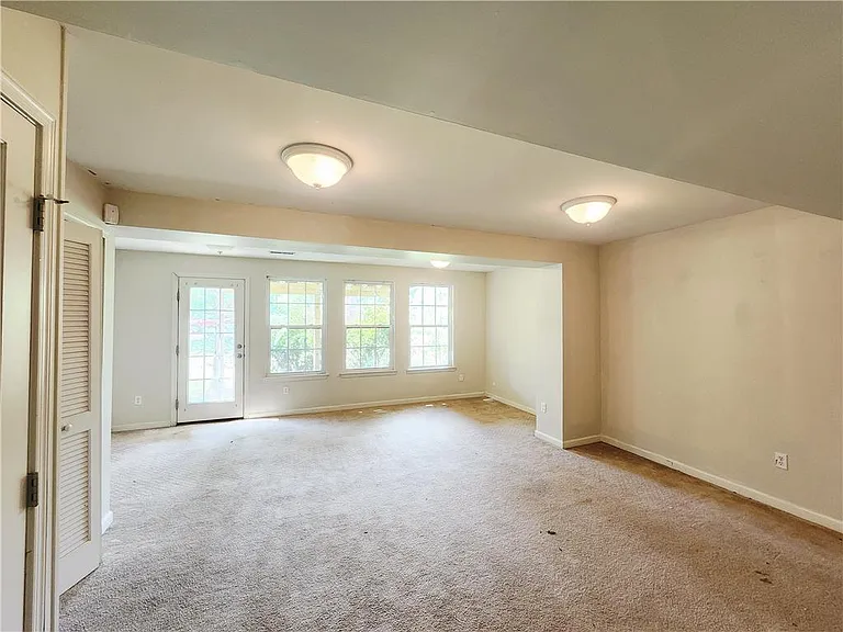 1073 Sparrow Way — Photo 3