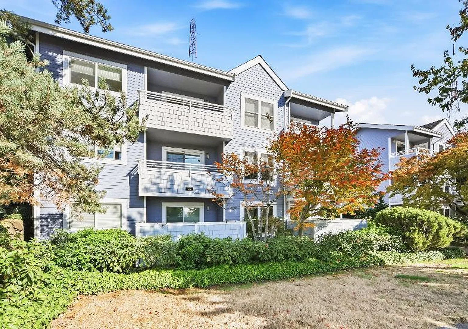 Top-Floor Queen Anne Condo, quiet residential setting with Space Needle Views — Photo 1