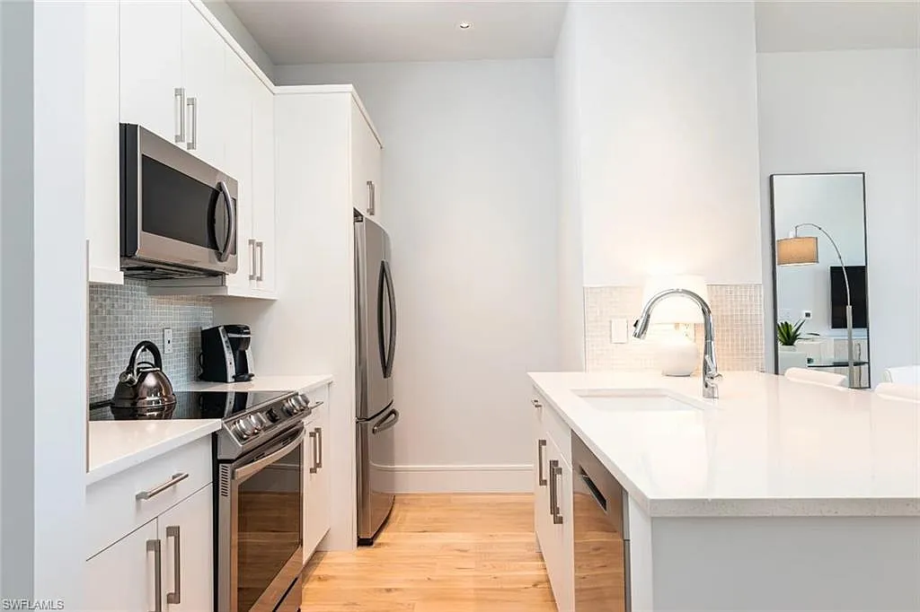 1 bed, 1.0 bath, 691 sqft, $12,600 — Photo 4