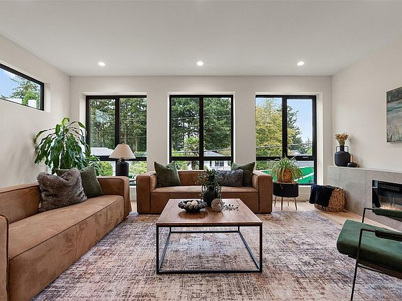 3rd image of 2215 Greenlands Rd #2