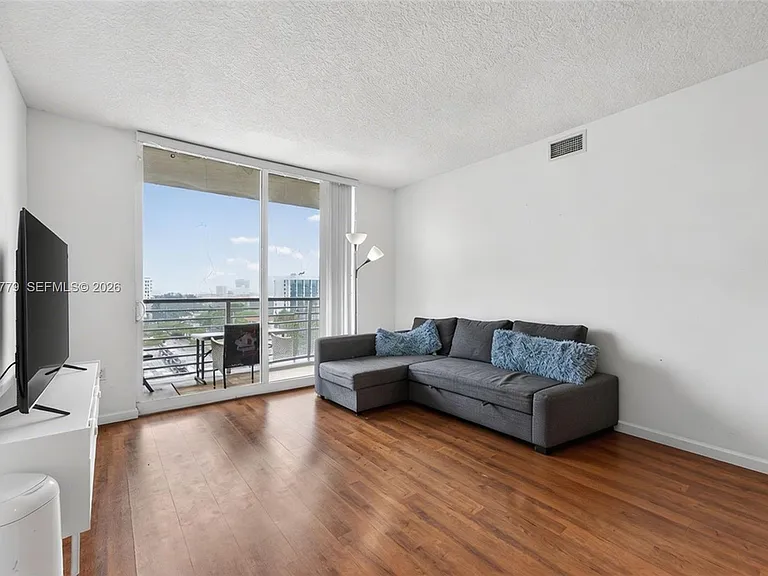 18800 NE 29th Ave #904 — Photo 9
