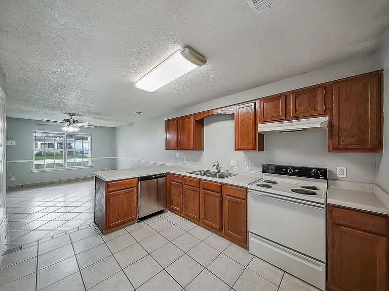 102 NW Park St #1 — Photo 8