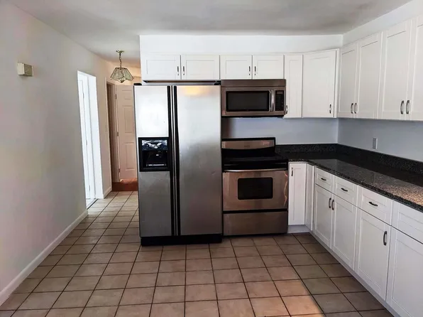 146 Bicentennial Dr, Hooksett, NH 03106