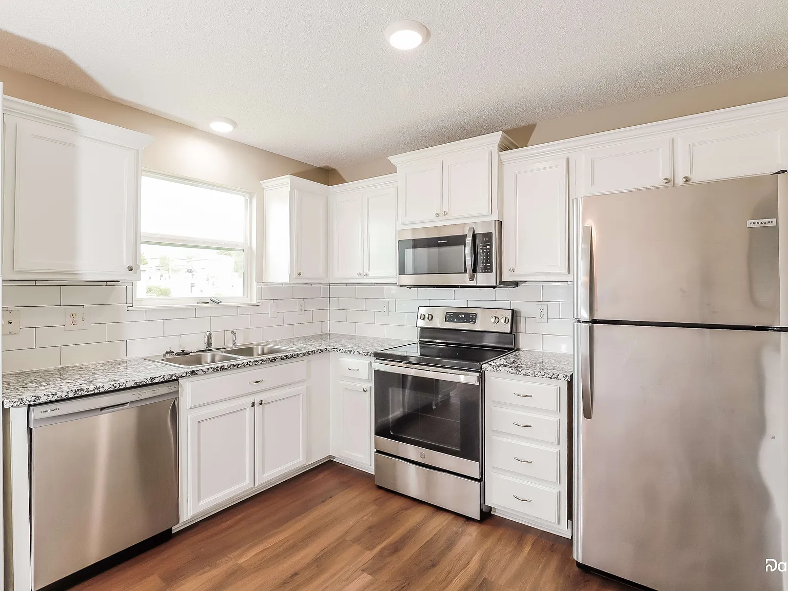 3 bed, 2.5 bath, 1518 sqft, $2,215 — Photo 2