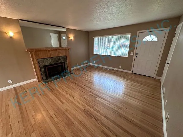 635 SE Juniper Ct E — Photo 3