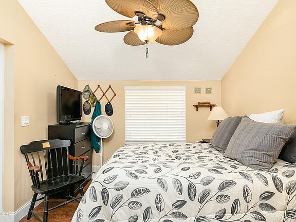 4th image of 1070 Riverdale Dr
