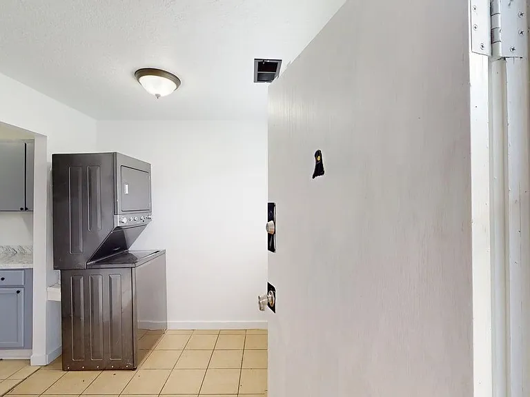 Renovated, Large UNM Area 2 Bed Apt w/ Washer / Dryer and Private Yard — Photo 37