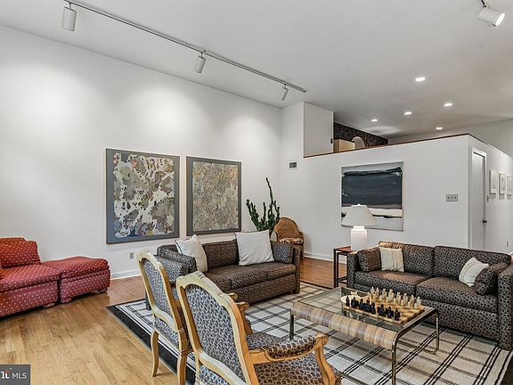 3rd image of 2030 Mount Vernon St