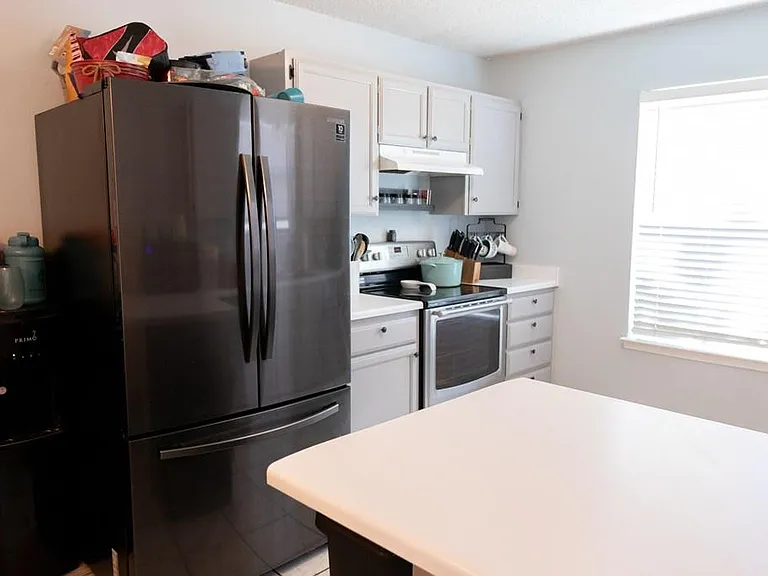 1721 Evelyn St — Photo 3